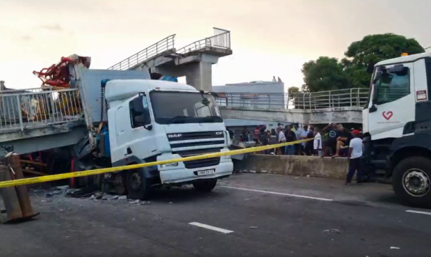 Un TIR care transporta utilaje de construcții a dărâmat o pasarelă pietonală, în Mauritius, paradisul vacanțelor | VIDEO
