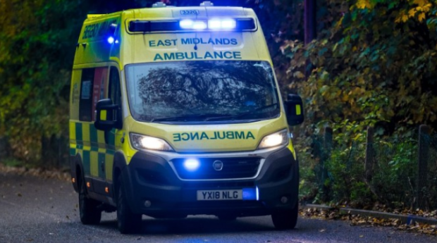 „Nu i-au dat nicio șansă”. O pensionară de 67 de ani a murit acasă, după ce a așteptat 3 ore o ambulanță, în Anglia