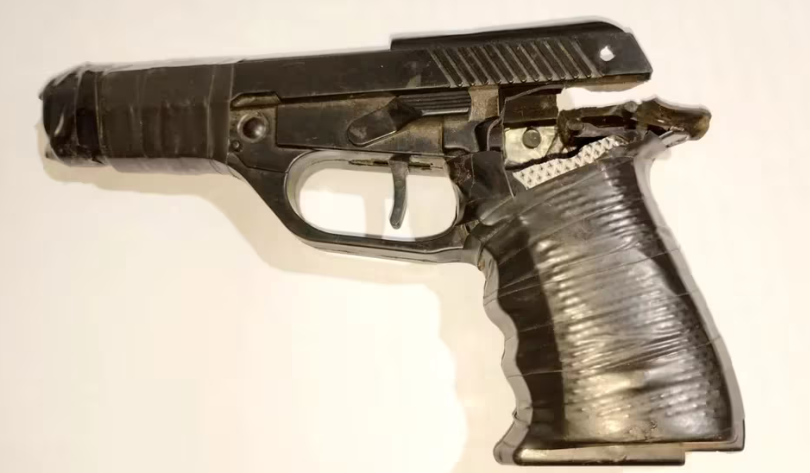 Un bărbat care a furat încasările dintr-o gelaterie amenințând cu un pistol de jucărie a fost reținut de o angajată, care l-a lovit cu polonicul în cap, în Argentina | VIDEO