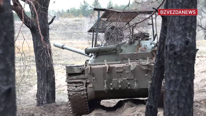 Rușii Au Trimis în Ucraina Tancuri T-55, Arată Imagini Difuzate De Presa De Stat De La Moscova. Modelul A Intrat în Dotarea Armatei Roșii în 1958 Rușii Au Trimis în Ucraina Tancuri T-55, Arată Imagini Difuzate De Presa De Stat De La Moscova. Modelul A Intrat în Dotarea Armatei Roșii în 1958