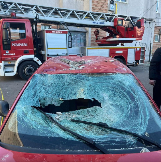 Mașina unei profesoare, avariată de tencuiala căzută de pe un bloc, la Constanța: „Când am deschis telefonul, aveam apeluri și mesaje. Văzuseră pe Facebook”