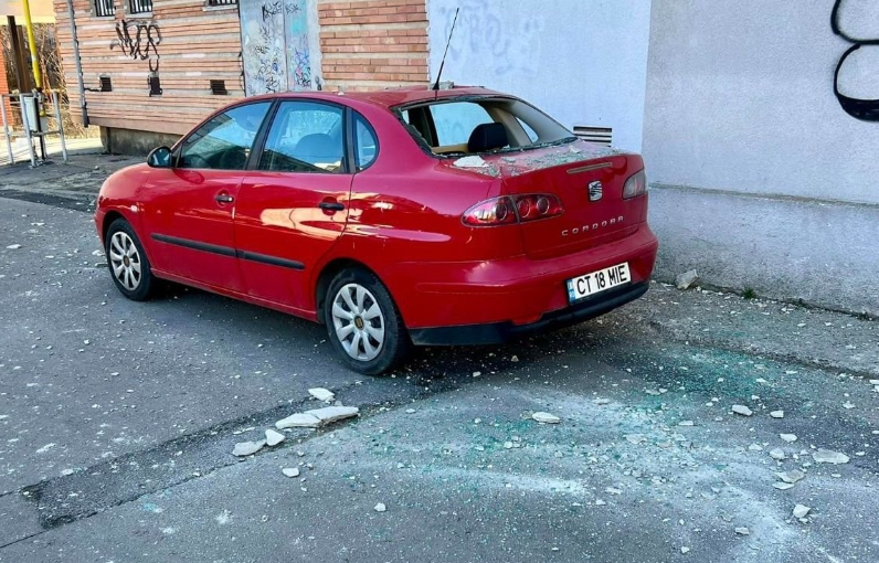 Mașina unei profesoare, avariată de tencuiala căzută de pe un bloc, la Constanța: „Când am deschis telefonul, aveam apeluri și mesaje. Văzuseră pe Facebook”