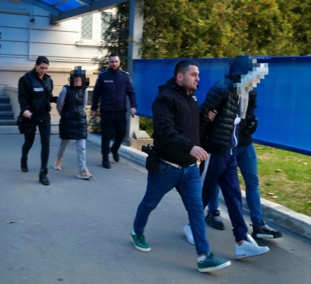Un bărbat și o femeie, reținuți după ce au șantajat cu 31.000 de lei mai multe persoane, pe care le-au filmat în ipostaze intime în timpul unor apeluri video