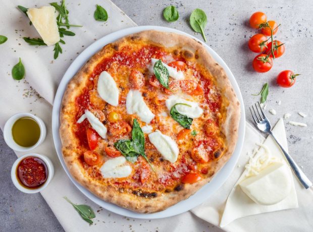 Cum se mănâncă corect pizza: cu mâna sau cu furculița?