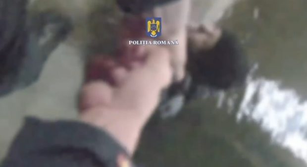 O femeie de 66 de ani care a căzut în râul Dâmboviţa după ce i s-a făcut rău, salvată de polițiștii Capitalei. VIDEO