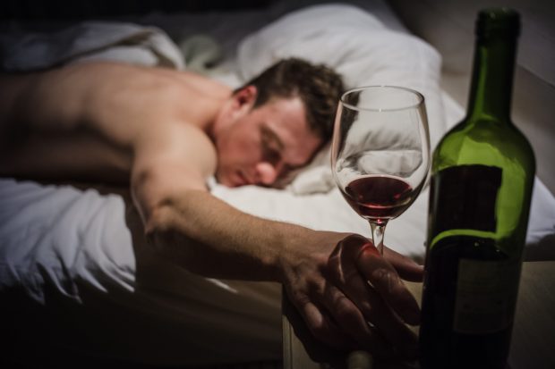 De ce nu este bine să bei alcool înainte de culcare