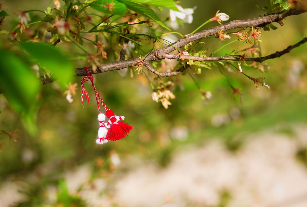 de ce se leaga snurul de martisor in copac