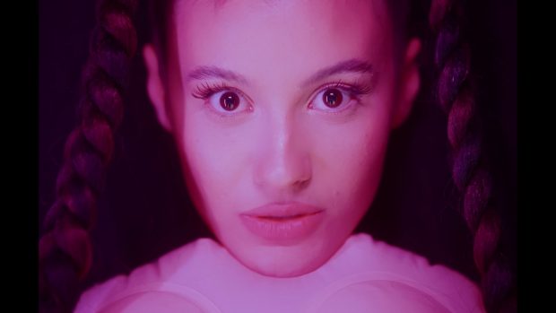 Cântăreața care a stârnit o furtună pe rețelele de socializare cu o piesă despre abuzurile împotriva femeilor. Erika Isac: „Am scris piesa asta ca să fie mai mult înțeleasă decât ascultată” | VIDEO