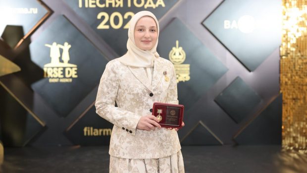 Fiica lui Ramzan Kadîrov a primit o decorație de stat din aur de 18 de carate, care are încrustate 18 diamante, 36 de rubine și 54 de smaralde