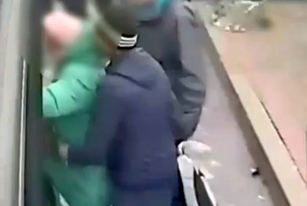 Bărbat filmat în momentul în care fură telefonul unei femei într-un autobuz din București. Polițiștii l-au prins în flagrant | VIDEO