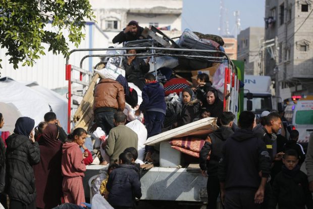 Tot mai mulți locuitori din sudul Fâșiei Gaza fug din calea războiului la Rafah, oraș devenit „o oală sub presiune a disperării”, avertizează ONU