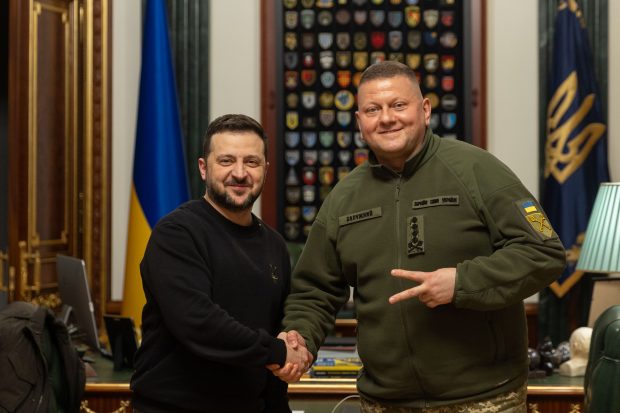 Zelenski l-a demis pe generalul Valeri Zalujnîi din fruntea armatei ucrainene, dar i-a propus „să rămână în echipă” . Cine îl înlocuiește