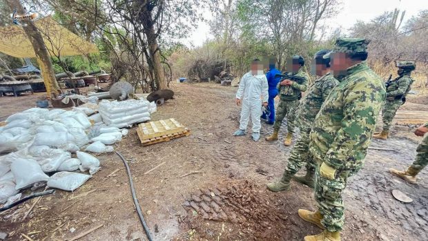 „1.350 de milioane de doze, valore de 700 de milioane de dolari”. Armata mexicană a aruncat în aer cel mai mare „laborator de droguri” din țară | VIDEO