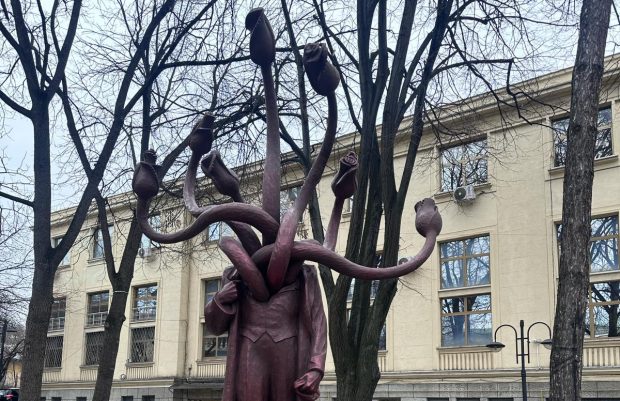 O statuie care simbolizează corupția din politică a stârnit furia locuitorilor din Iași. „Satana, ce să reprezinte… e horror” | VIDEO