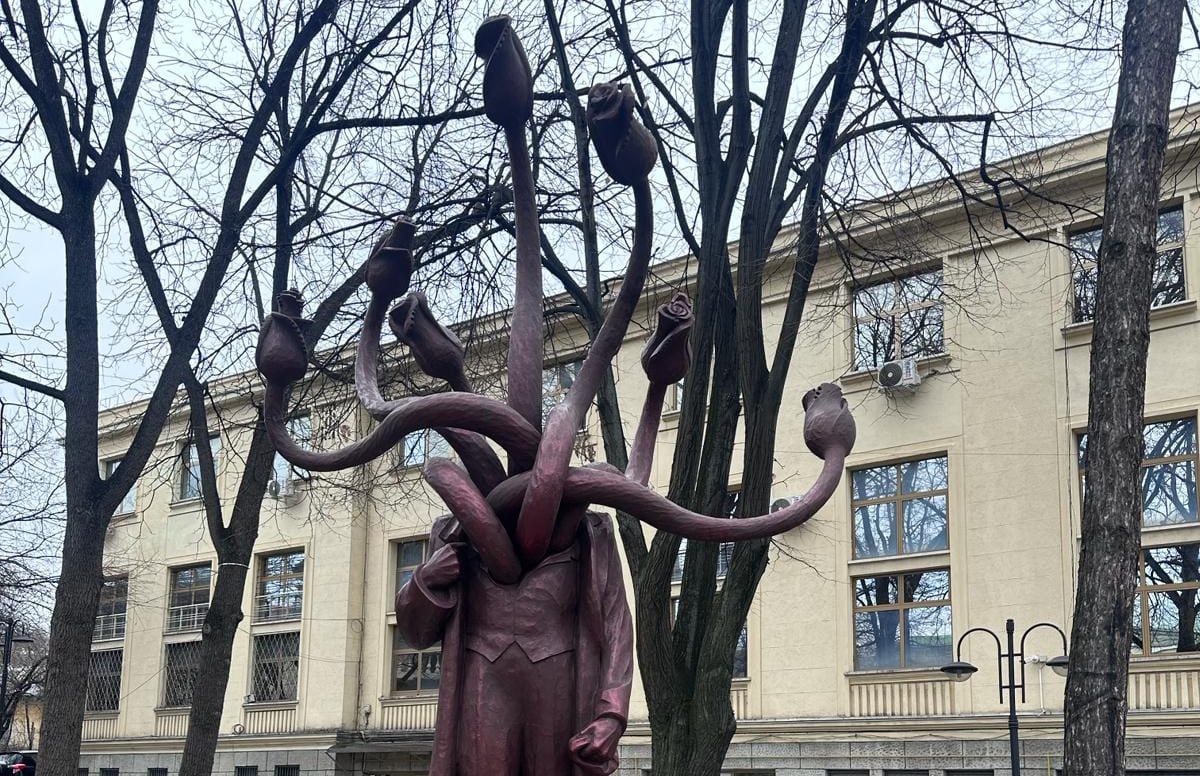 O Statuie Care Simbolizează Corupția Din Politică A Stârnit Furia Locuitorilor Din Iași. „Satana, Ce Să Reprezinte... E Horror” | VIDEO O Statuie Care Simbolizează Corupția Din Politică A Stârnit Furia Locuitorilor Din Iași. „Satana, Ce Să Reprezinte... E Horror” | VIDEO