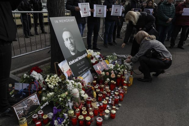 „Nu câștigi alegeri libere omorând opoziția”. Zeci de oameni îi aduc un omagiu lui Aleksei Navalnîi la sediul Ambasadei Rusiei la București