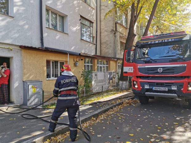 Incendiu într-un bloc din Constanța. 25 de persoane au fost evacuate, iar proprietara apartamentului a ajuns la spital