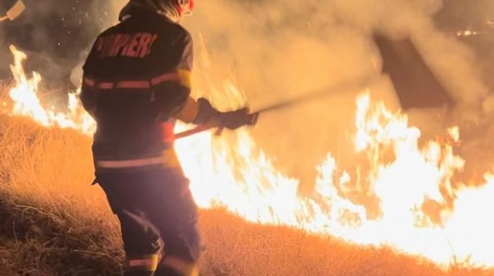 Incendiu mare pe terenul din două comune din Vâlcea. Pompierii au stins focul în câteva ore Incendiu mare pe terenul din două comune din Vâlcea. Pompierii au stins focul în câteva ore
