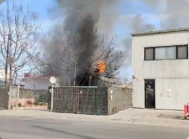 Incendiu puternic la o vopsitorie auto din Constanța. Două mașini au ars în cuptoarele de uscare