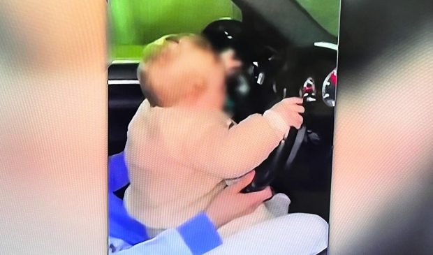 O femeie din Maramureș s-a filmat în timp ce conduce cu copilul de nouă luni în brațe. Ce amendă a primit