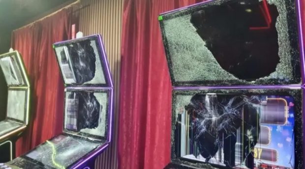 Un bărbat din Giurgiu a distrus cu toporul 19 aparate de jocuri de noroc, după ce a pierdut bani la păcănele