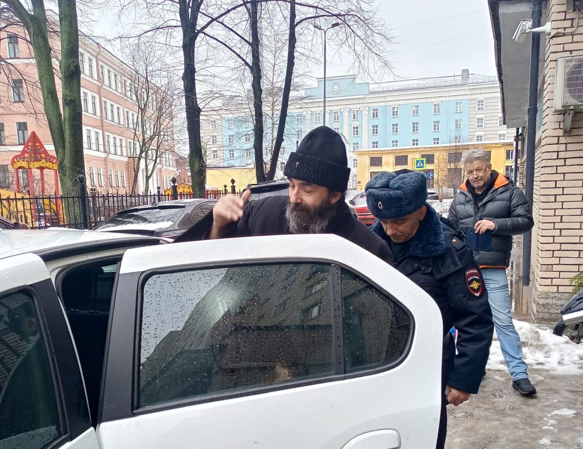 Un Preot Rus A Fost Reținut La Sankt Petersburg După Ce A Anunțat Că Va Face O Slujbă De Pomenire Pentru Aleksei Navalnîi Un Preot Rus A Fost Reținut La Sankt Petersburg După Ce A Anunțat Că Va Face O Slujbă De Pomenire Pentru Aleksei Navalnîi