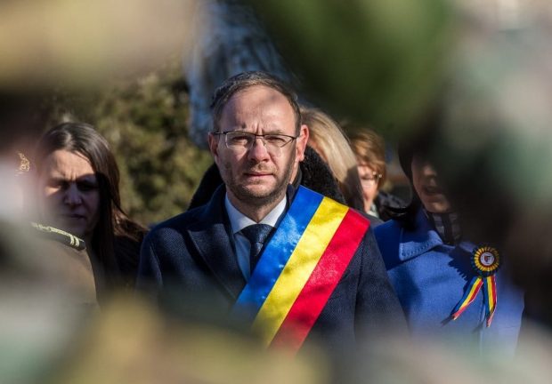 Primarul din Botoșani, denunțat la DNA pentru că și-a favorizat amanta. Soțul femeii: Tot orașul ar trebui să îi mulțumească nevestei mele, când mai aveam noi flori pe bulevard?