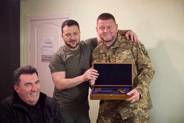 CNN: Volodimir Zelenski va anunța public demiterea comandantului armatei ucrainene, Valeri Zalujni, în următoarele zile
