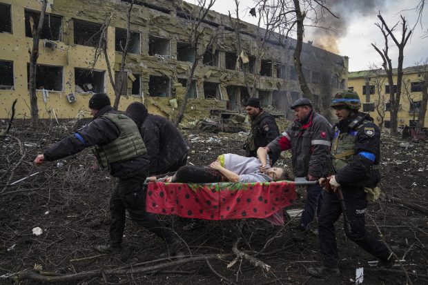 „Orașul nostru s-a dus”. Peste 8.000 de oameni au fost uciși în timpul asediului asupra portului Mariupol, potrivit Human Rights Watch