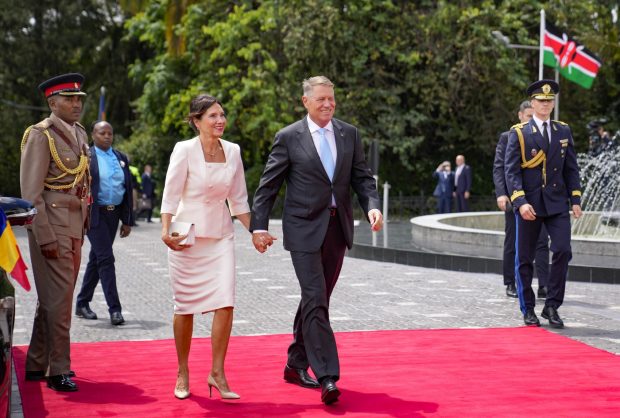 Președinția a început să le răspundă la mail celor 40.000 de români care au cerut să afle costul călătoriilor lui Iohannis: rămâne secret