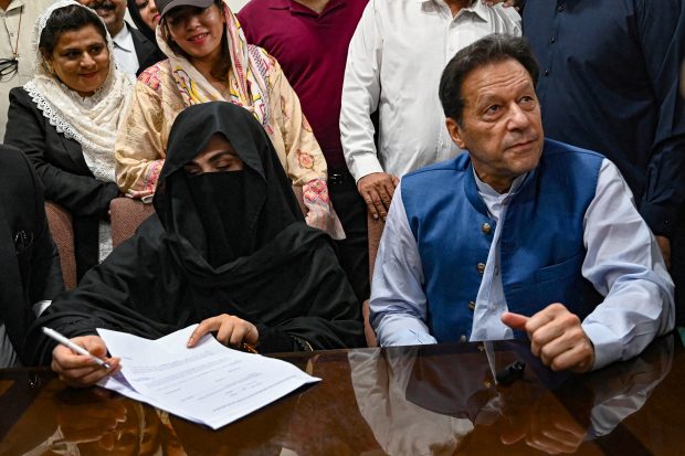 Curg condamnările împotriva lui Imran Khan: fostul premier pakistanez și cea de-a treia lui soție au primit 7 ani de închisoare, pentru căsătorie ilegală