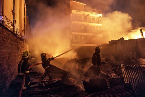 O explozie a declanșat un incendiu uriaș la Nairobi. „O enormă minge de foc”