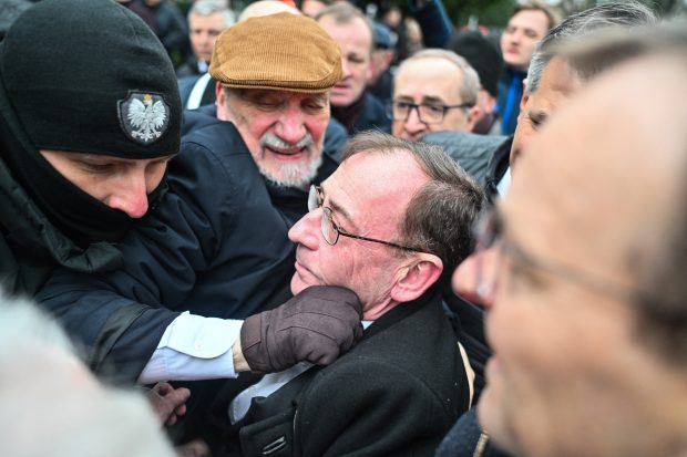 Altercații și îmbrânceli în fața parlamentului din Polonia: Cei doi politicieni grațiați de Andrzej Duda au încercat să intre cu forța | VIDEO