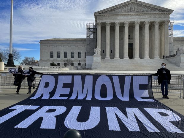 Decizie cu implicații majore în alegerile prezidențiale din SUA: Curtea Supremă, așteptată să se pronunțe dacă Trump poate fi descalificat