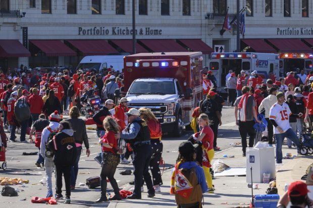 Împușcături la parada SuperBowl din SUA: un mort și peste 20 de răniți. Motivul atacului, încă necunoscut