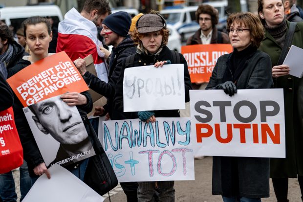 Proteste după anunțul morții lui Navalnîi. În mai multe țări europene oamenii strigă: „Putin este un ucigaș”. Ruşii, amenințați cu închisoarea dacă ies în stradă, depun flori în tăcere. VIDEO