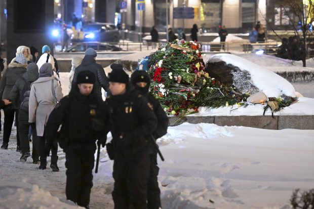 Peste 200 de rețineri în Rusia în urma protestelor tăcute. Oamenii au depus flori în memoria lui Aleksei Navalnîi, în mai multe orașe – UPDATE