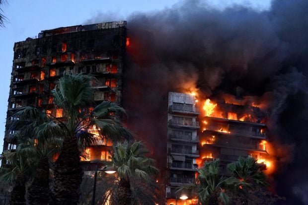 Incendiu masiv în Valencia: bloc de 14 etaje, cuprins de flăcări. Cel puțin 14 răniți și temeri că alte persoane sunt prinse în clădire