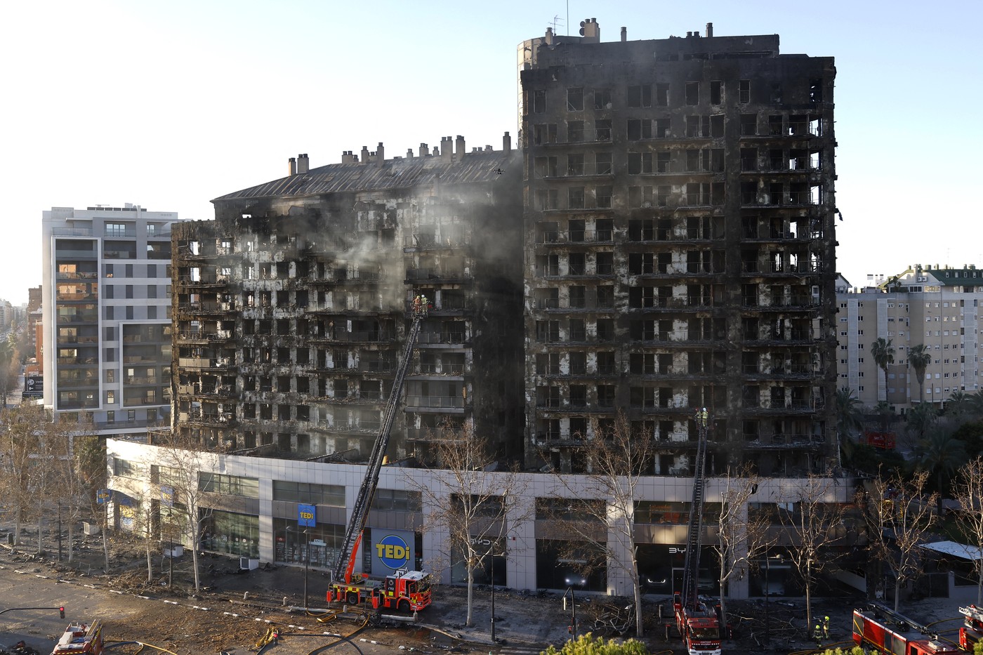 Incendiu violent: blocul s-a transformat în cenușă într-un timp scurt Incendiu violent: blocul s-a transformat în cenușă într-un timp scurt