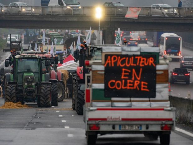 Două mari sindicate franceze din agricultură cer suspendarea protestelor, după mai multe promisiuni din partea guvernului Attal