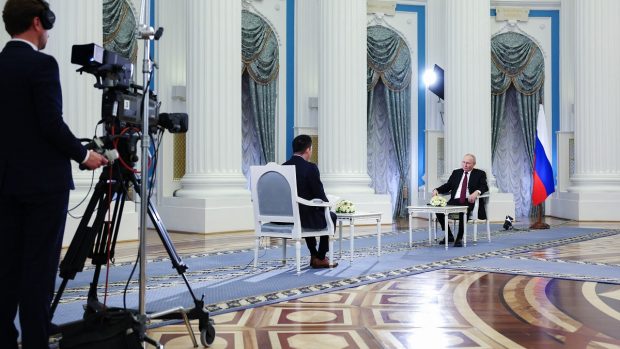 Jurnalistul american Tucker Carlson a anunțat când va difuza interviul cu Vladimir Putin pe care l-a realizat la Moscova