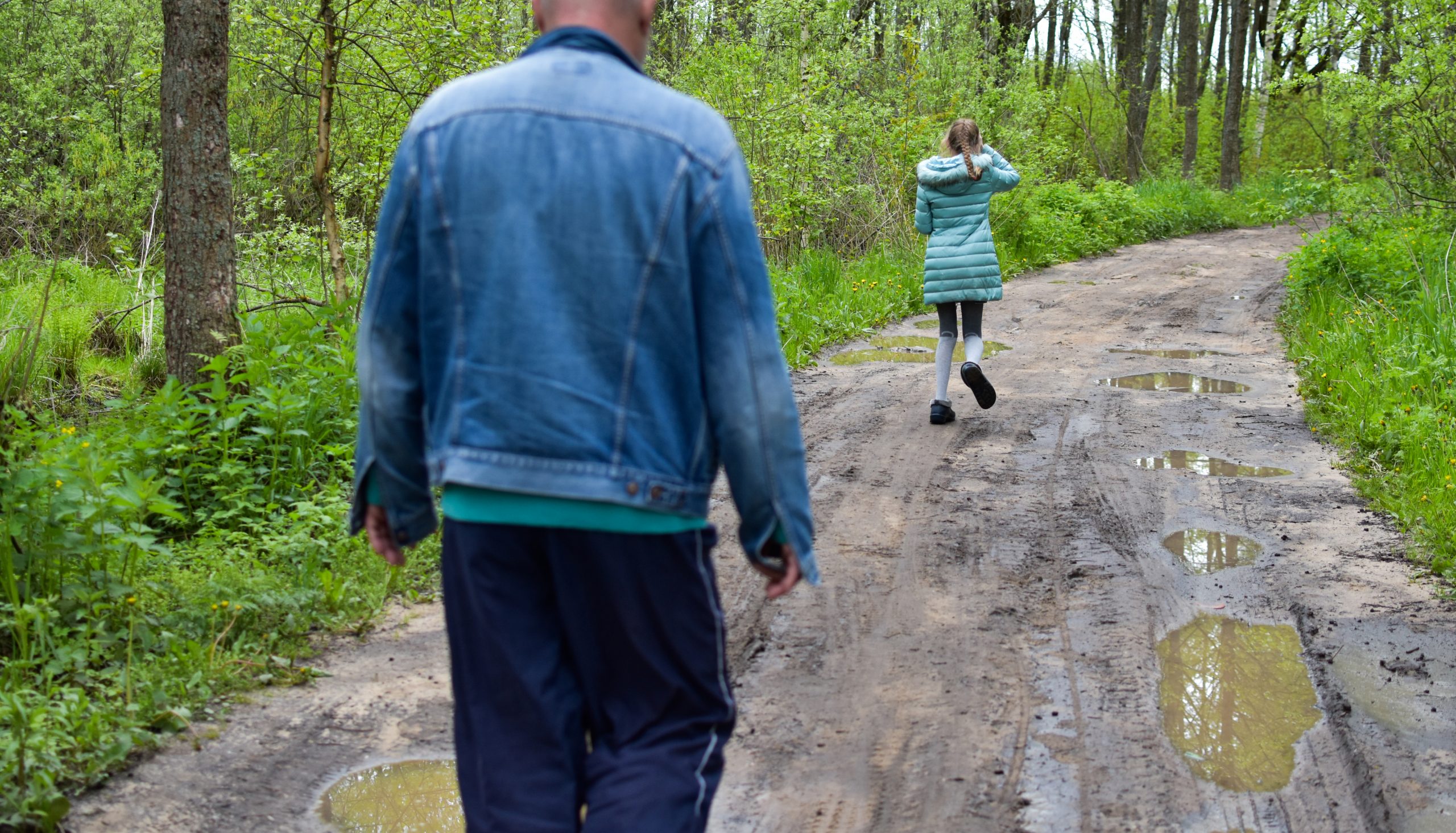 Cazul violatorului de fetiţe lăsat în libertate de magistraţi până la condamnare și după recidivă. Prima victimă, răpită și sechestrată timp de 9 zile