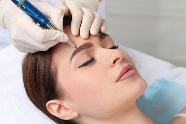 Micropigmentarea sprâncenelor: Ghid complet pentru începători