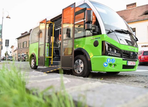Un șofer de autobuz din Sibiu a fost atacat în trafic de un călător. Victima a sunat la 112