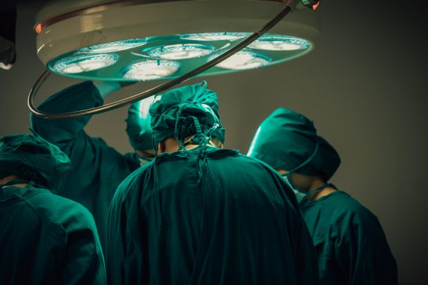 Medic ginecolog din București, acuzat de vătămare corporală din culpă, după ce o femeie operată de el, a ajuns cu septicemie la spital