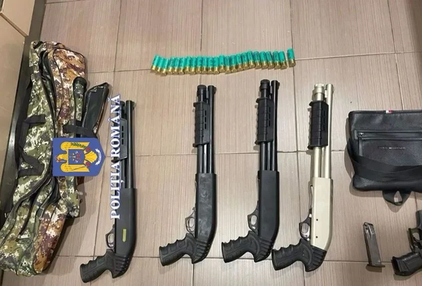 Daniel Niculae, ridicat de mascați într-un dosar în care sunt vizați și fani ai echipei Rapid. Puști și pistoale găsite în locuințele suporterilor