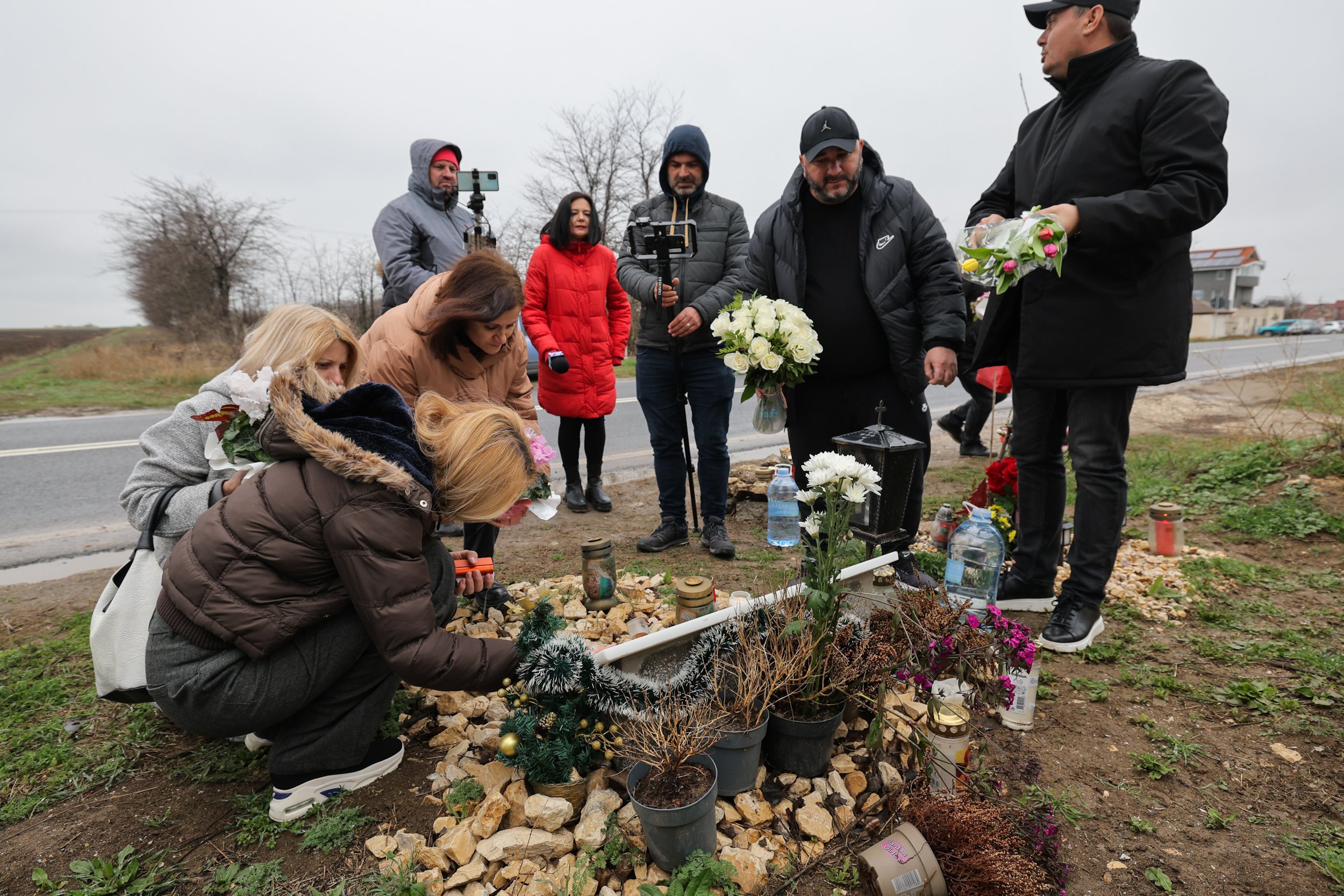 După proces, prietenii lui Sebi, studentul ucis de Vlad Pascu, au mers la locul accidentului, ca să depună flori de ziua lui. „Trebuie să i se facă dreptate”