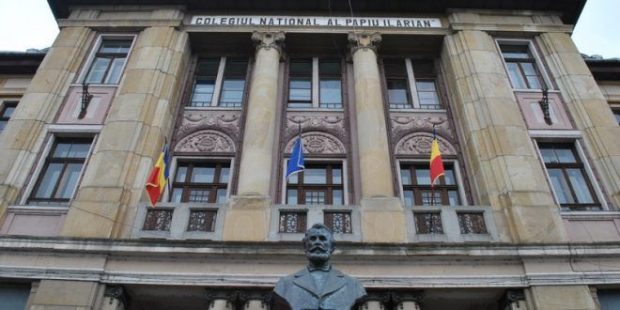 Un elev din Mureș a fost reținut, după ce, dus la poliție pentru că a arătat gesturi obscene unui profesor, s-a întors la școală și și-a bătut diriginta