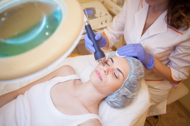 Fals medic estetician, reținut în București. A făcut intervenții la cel puțin 20 de femei și a încasat mii de euro