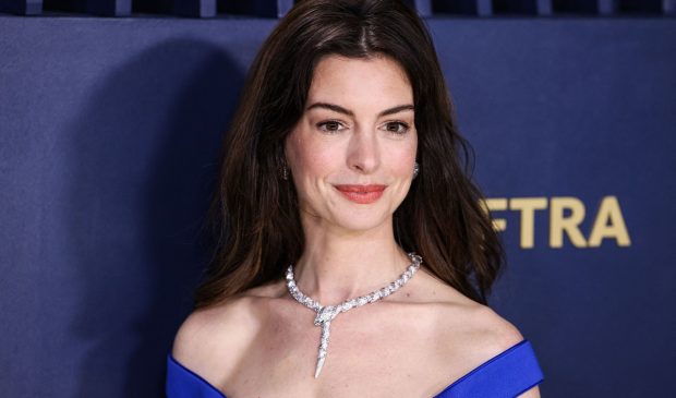 Anne Hathaway anunță cu bucurie a treia sarcină la 43 de ani, însoțind vestea cu imagini elegante
